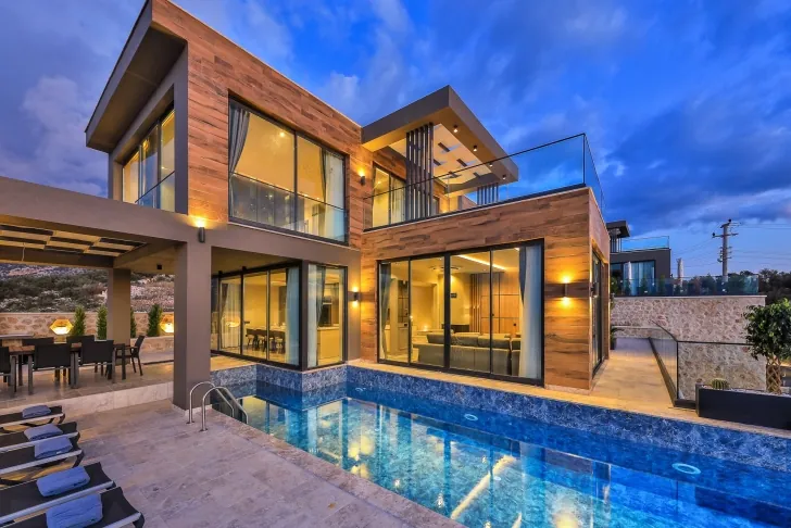 Akşam ışıklandırmalı modern havuzlu villa